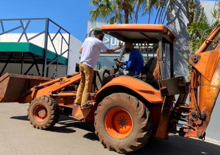 Impedido de ir a pé, homem vai de retroescavadeira para ser vacinado