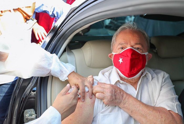Ex-presidente Lula recebe segunda dose da vacina contra Covid