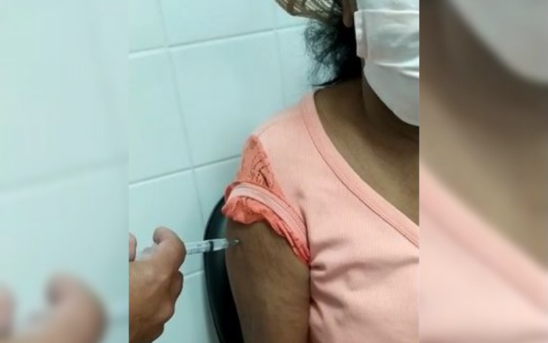 Prefeito pede desculpas à idosa enganada na vacinação da Covid em Vitória
