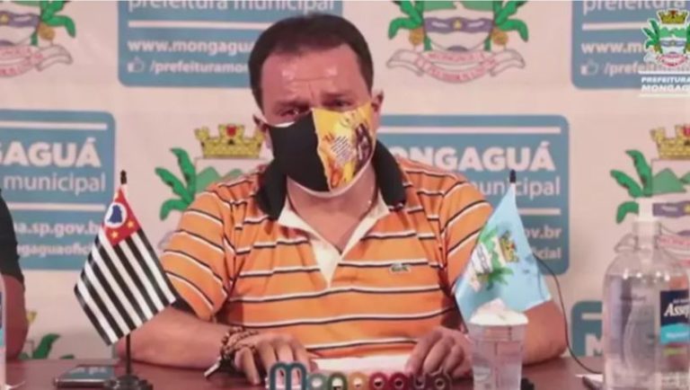 “Tento buscar forças”, diz prefeito que chorou ao vivo após perder pai e irmão para Covid
