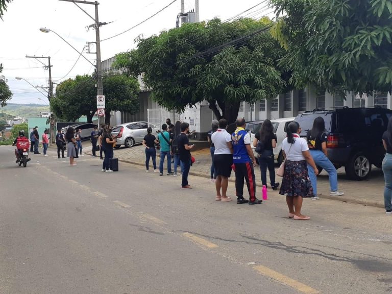 VÍDEO | Jovens fazem serenata em frente a hospitais com pacientes de Covid