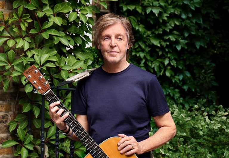 Paul McCartney chama amigos e lança versão caleidoscópica de disco