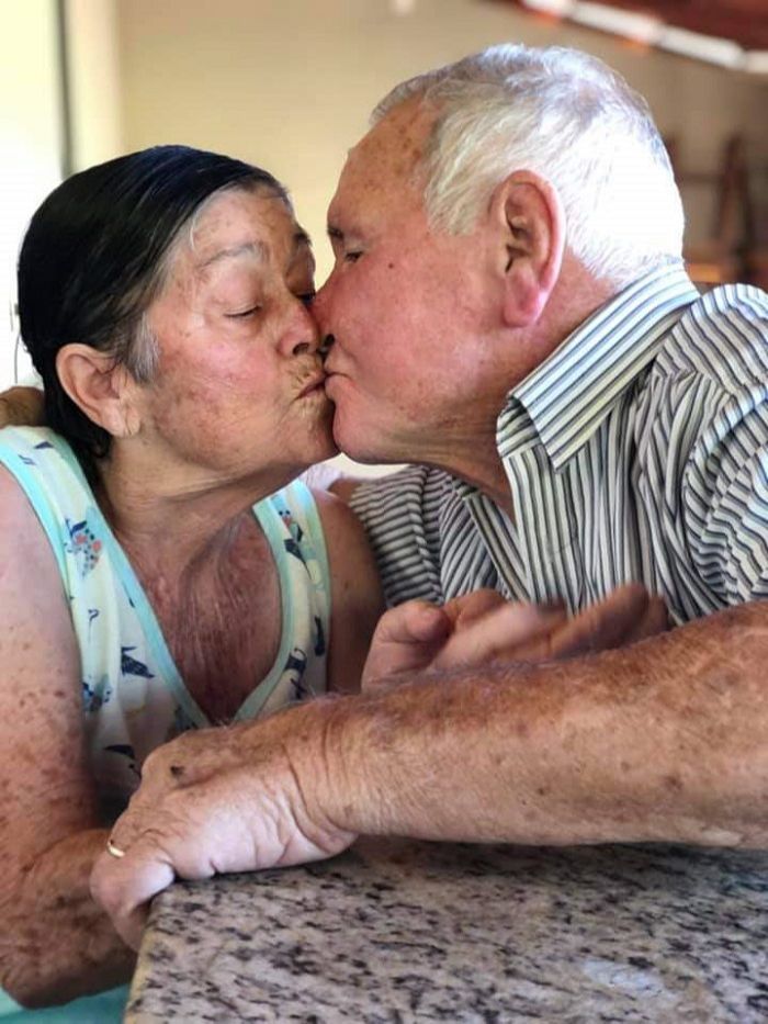 VÍDEO | Emoção em reencontro de casal de idosos após internação por Covid