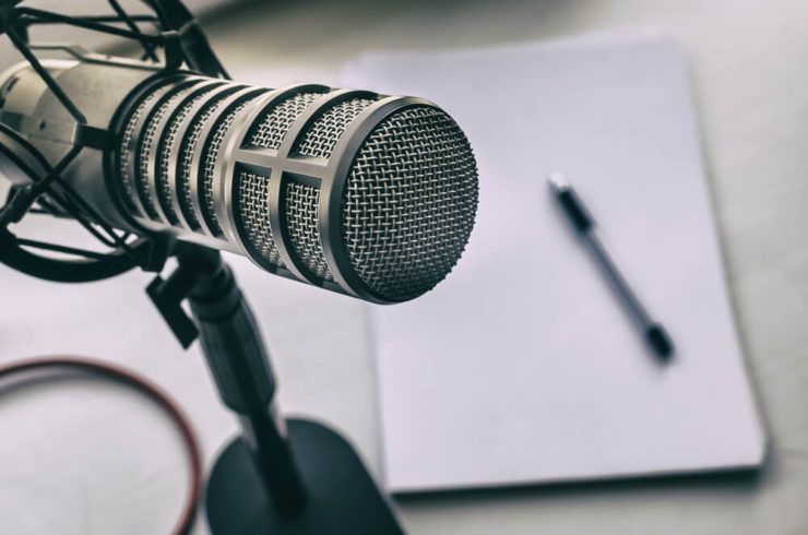 Com foco em podcasts, Warner Music e Spotify firmam parceria
