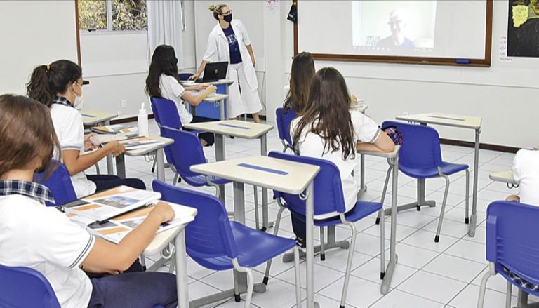 Mais de 50 mil voltam às aulas na rede particular