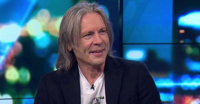 ‘Iron Maiden’ Bruce Dickinson, se recupera de cirurgia no quadril