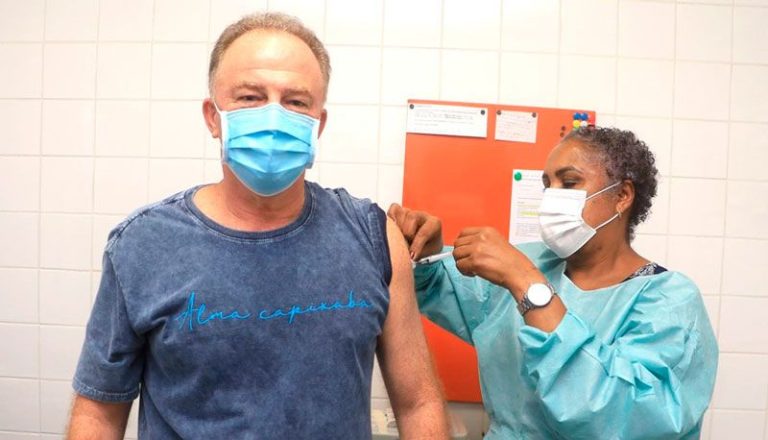 Casagrande recebe a segunda dose de vacina contra a covid-19