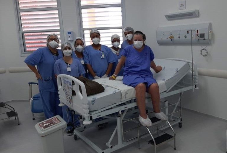 Catarinense internada no Estado em tratamento contra Covid recebe alta
