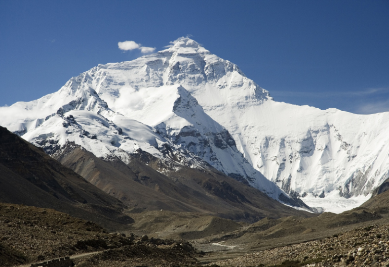 China vai instalar barreira física no topo do Everest contra covid