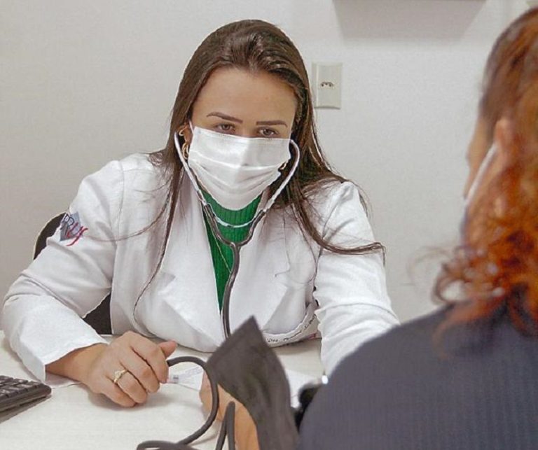Clínicas e faculdades dão laudos para se vacinar contra Covid