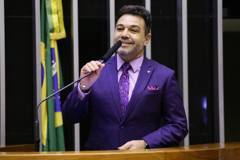 Culto com deputado Marco Feliciano é interrompido por violar distanciamento