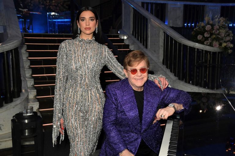 Elton John e Dua Lipa cantam juntos em ação beneficente. Confira