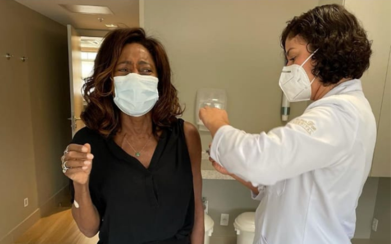 Gloria Maria recebe segunda dose da vacina contra covid: “Felicidade”