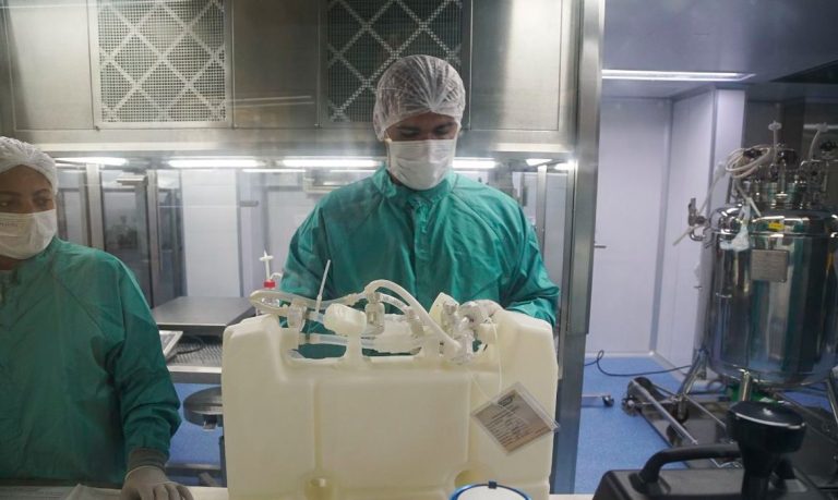 Material para produção de vacinas contra covid deve chegar ao Brasil no sábado