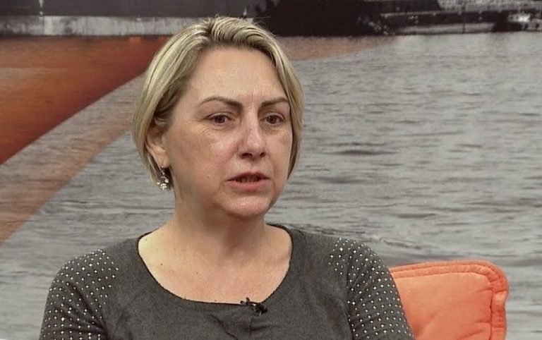 Irmã caçula de Bolsonaro é internada com suspeita de Covid
