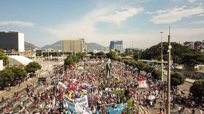 Protestos contra Bolsonaro reúnem manifestantes nas ruas neste sábado