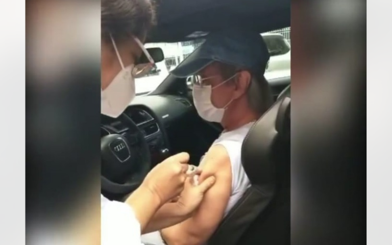 Roberto Carlos recebe a segunda dose da vacina contra o coronavírus