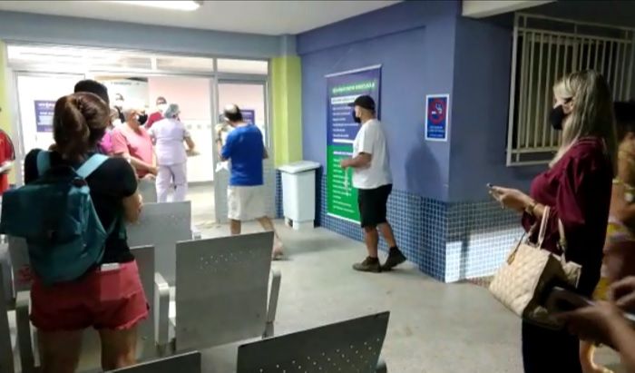 Tumulto em posto de saúde após Vitória exigir comprovante de residência para vacinar contra Covid