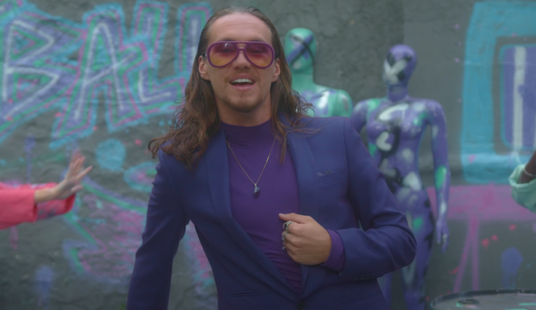 Vitor Kley interpreta cupido no clipe de “Anjo Ou Mulher”; assista