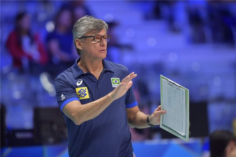 Covid: Técnico da seleção de vôlei melhora e deixa a UTI