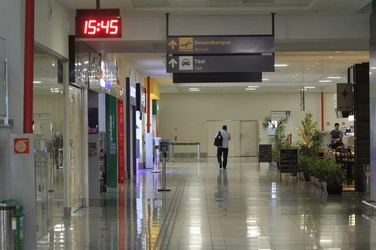 Estado vai fazer testes de Covid no aeroporto e em terminais do Transcol