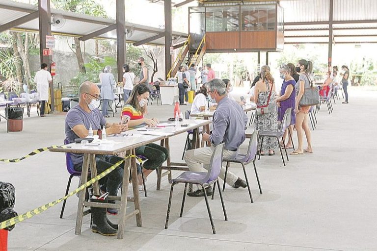 Espírito Santo avalia exigir título de eleitor para evitar “turismo da vacina”