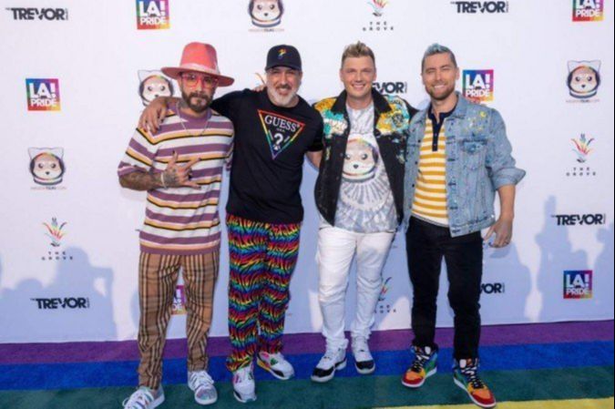 Boy bands ‘Backstreet Boys e NSYNC’ cantam juntos maiores sucessos