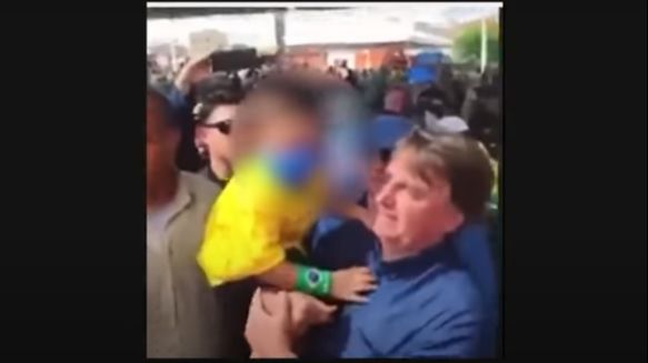 VÍDEO | Bolsonaro abaixa máscara de criança durante visita ao RN