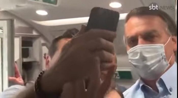 Entrada de Bolsonaro em avião no Espírito Santo terá que ser explicada em CPI
