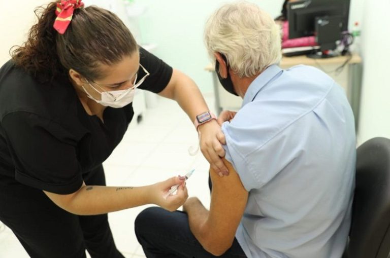 Vacinação contra a Covid-19 já evitou a morte de 43 mil idosos no país, diz estudo