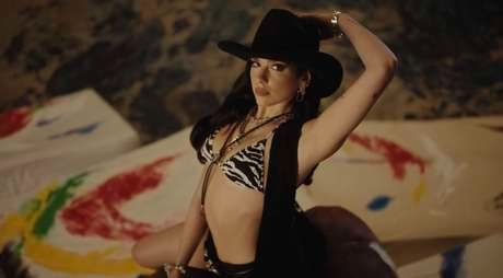 Em clima de rodeio, Dua Lipa estreia clipe de “Love AGain”