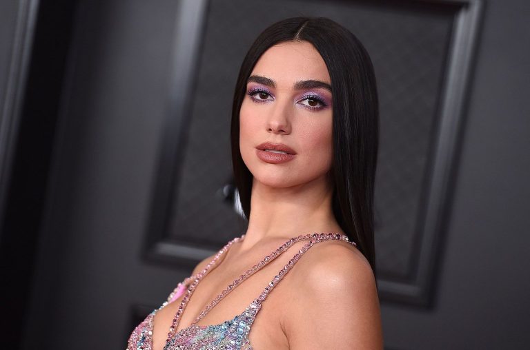 Dua Lipa divulga mais uma faixa inédita, “Can They Hear Us”