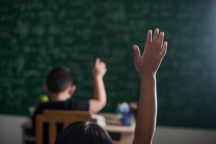 Cidades suspendem aulas em 4 escolas após casos de Covid