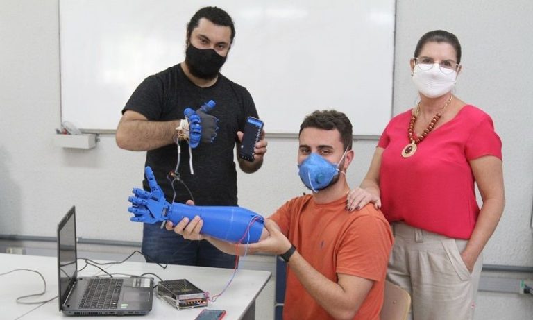 Estudantes criam mão mecânica para aproximar pacientes e familiares
