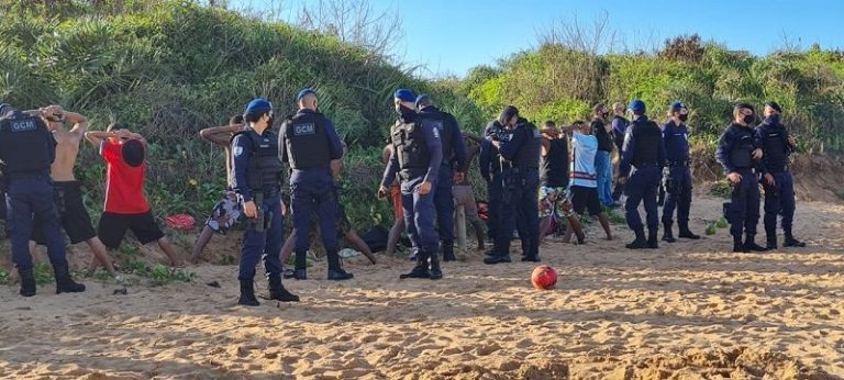 Serra aborda 150 pessoas em praia, flagra aglomeração, drogas e som alto