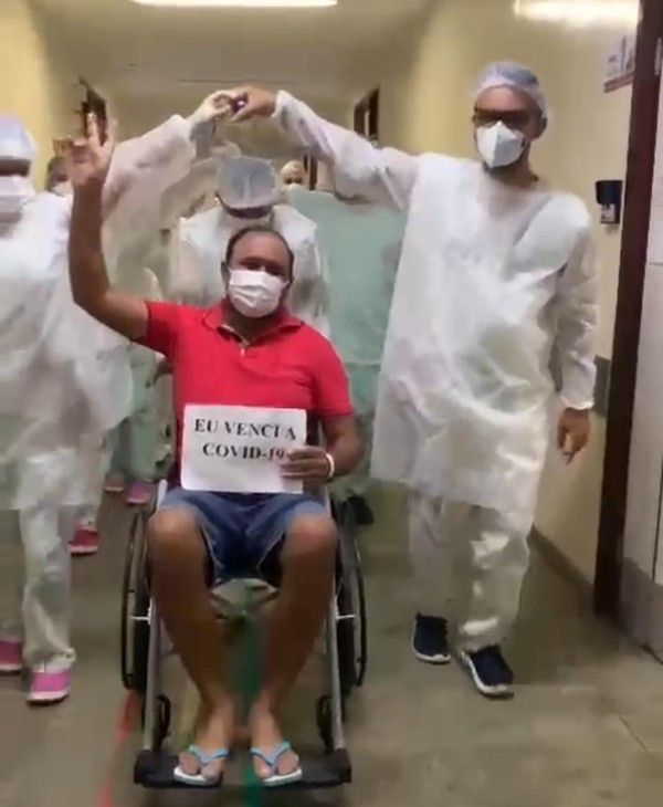 Homem vence a Covid e ganha quadrilha junina durante alta do hospital