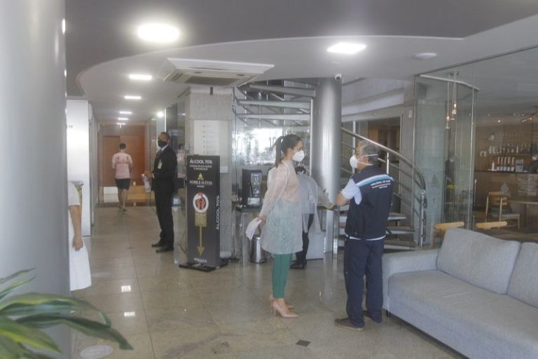 Indiano isolado em hotel testa positivo para Covid