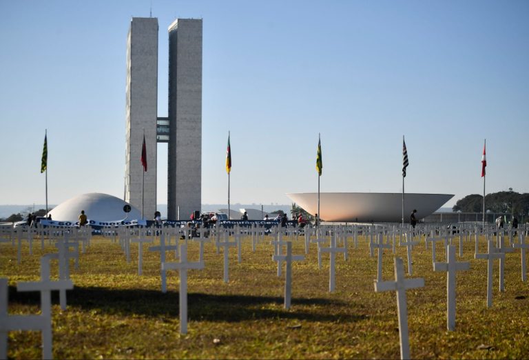 Brasil chega a 500 mil mortes por Covid ainda sem conter pandemia