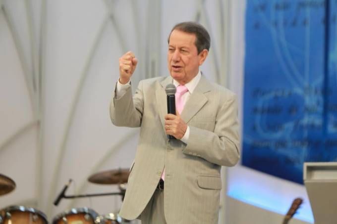 Internado com Covid, missionário R. R. Soares é intubado