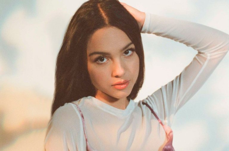 Olivia Rodrigo no topo da parada americana de álbuns