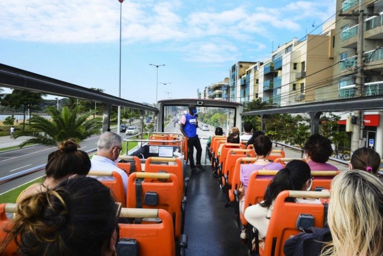 Ônibus turístico volta a circular por cartões-postais capixabas neste sábado
