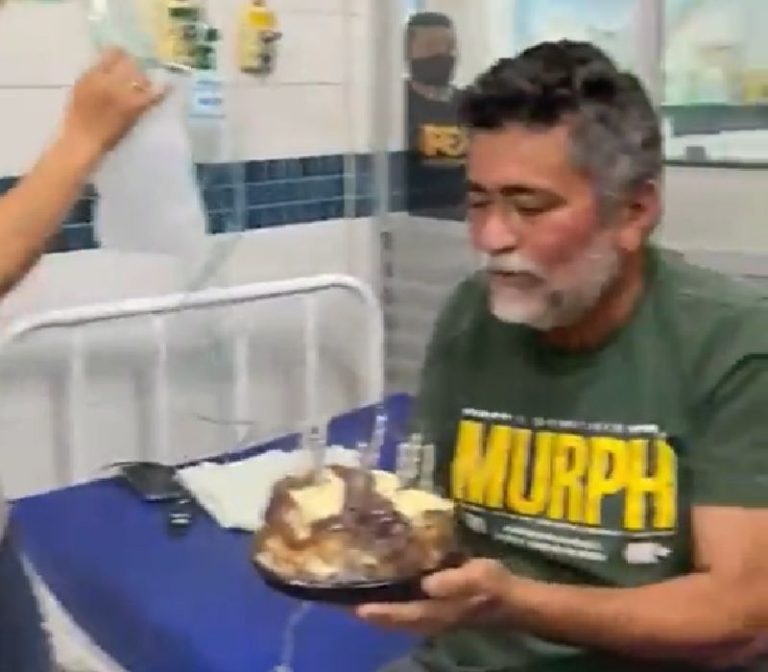 Paciente em ala de Covid ganha festa de aniversário e até sopra velas do bolo