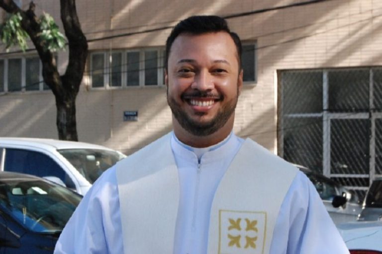 Internado com Covid, padre de Vitória piora e volta a ser intubado