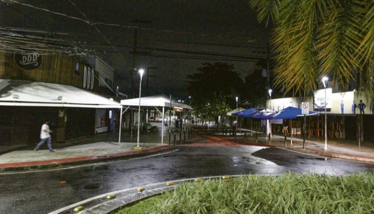 Bares com horários restritos em cidades em risco moderado