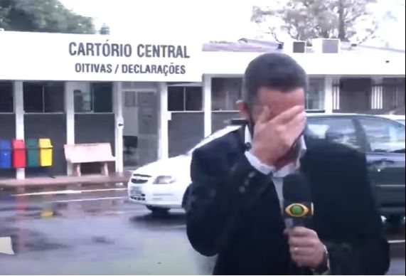 Repórter cai na gargalhada ao noticiar prisão de galo e vídeo viraliza