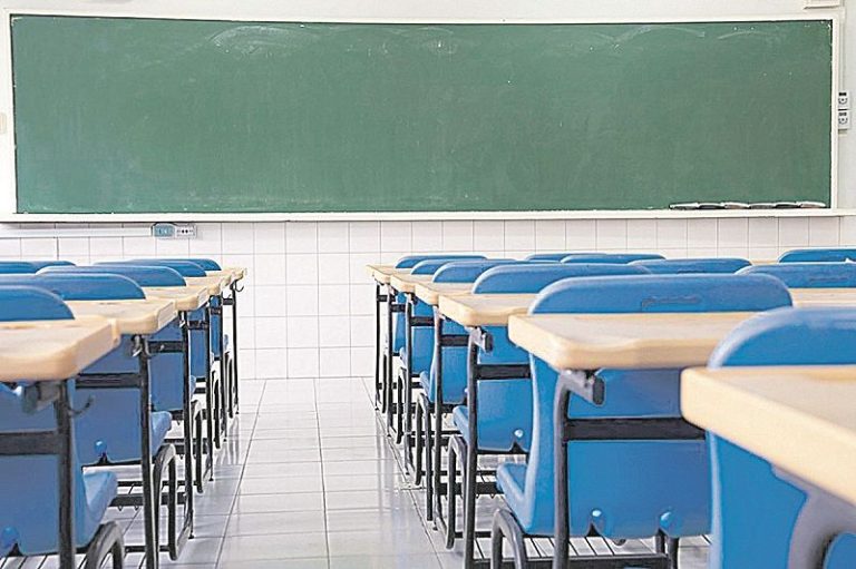 Alunos e funcionários testam positivo para Covid e escola estadual suspende aulas