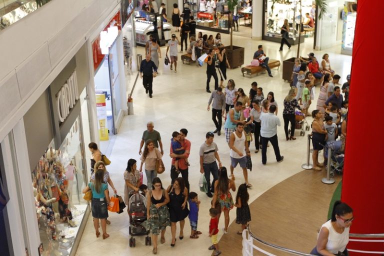 Comércio autorizado a ficar mais tempo aberto aos sábados