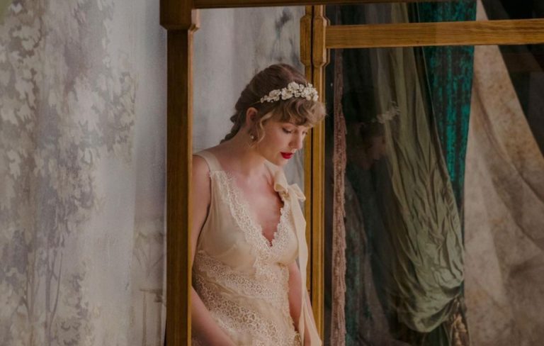 “Evermore” de Taylor Swift de volta ao topo da parada nos EUA