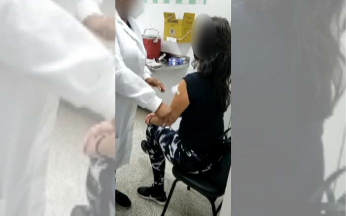 Arquiteta que denunciou falsa aplicação de vacina consegue ser imunizada
