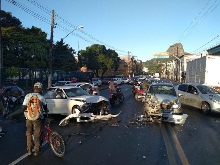 Acidente envolvendo três carros e uma moto deixa uma pessoa ferida em Vitória